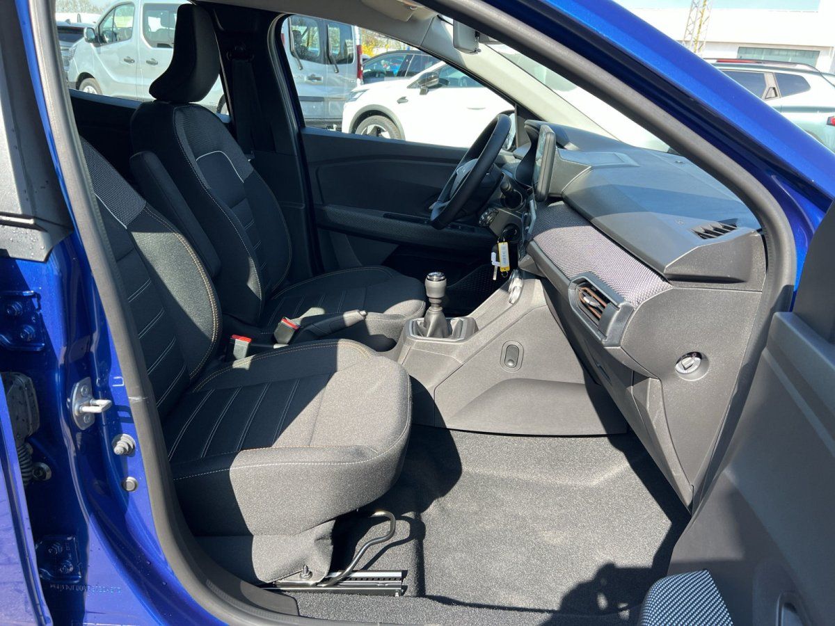 Dacia Innenraum Beifahrerseite mit schwarzen Stoffsitzen und Schaltknauf