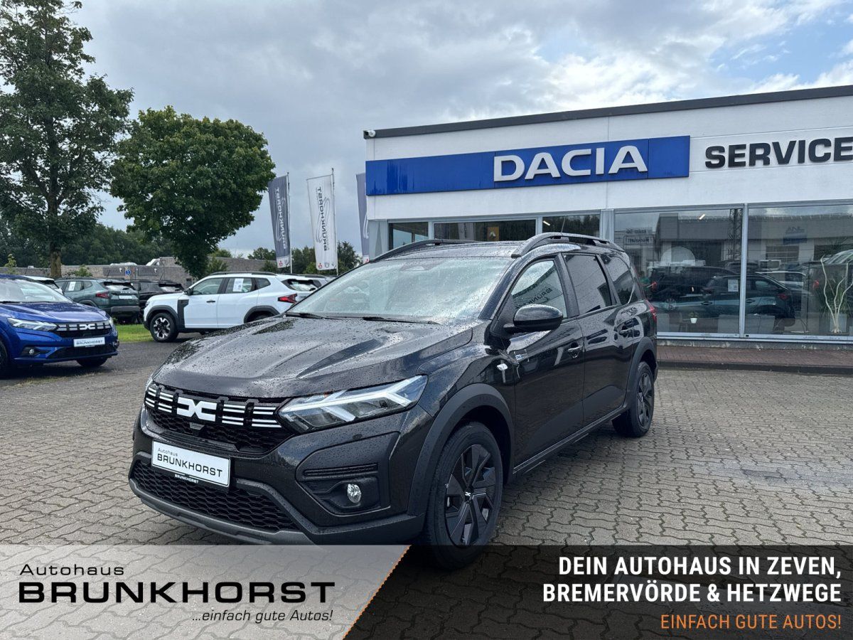 Schwarzer Dacia Jogger im Autohaus Brunkhorst Showroom, Frontansicht schräg
