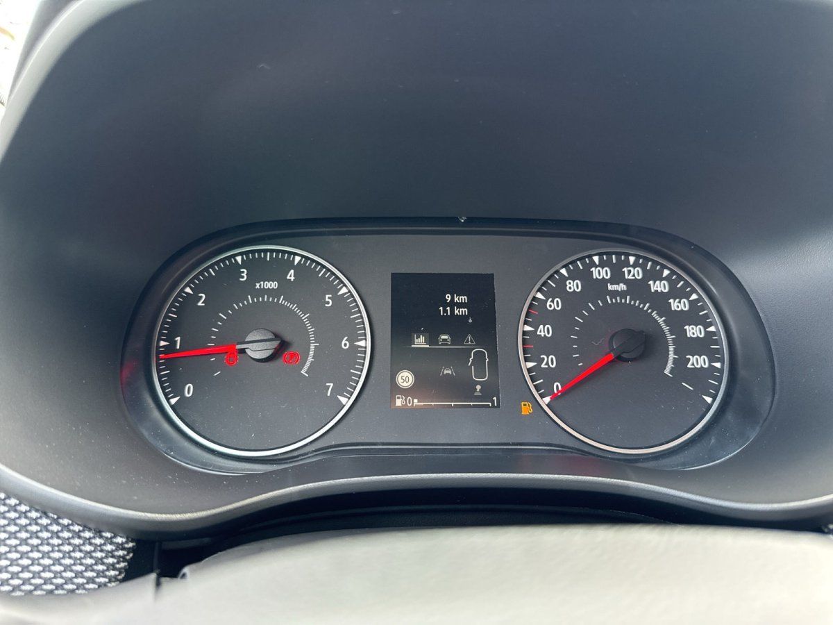 Renault Innenraum Cockpit mit Instrumententafel im Autohaus Showroom