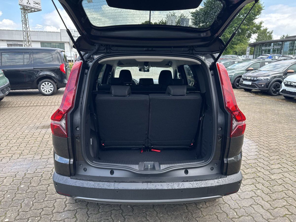 Honda CR-V Kofferraum geöffnet von hinten im Autohaus – schwarzes Interieur