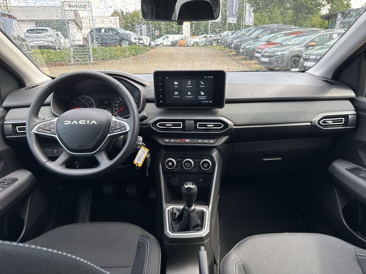 Dacia Innenraum mit Touchscreen, Schaltgetriebe und modernem Cockpit-Design