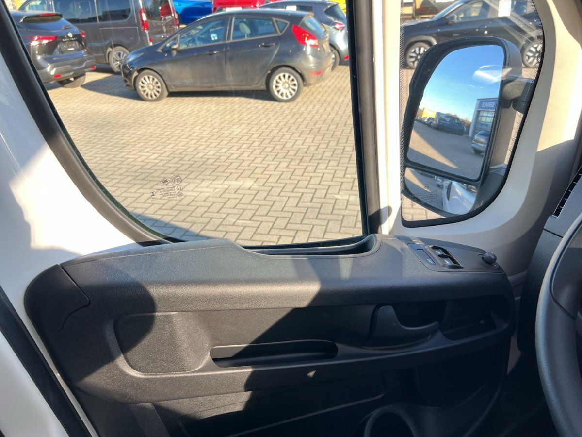 Innenraum Fahrzeugtür mit Spiegel im Autohaus-Showroom