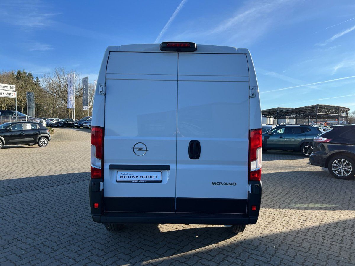 Opel Movano Kastenwagen weiß Heckansicht im Autohaus Brunkhorst