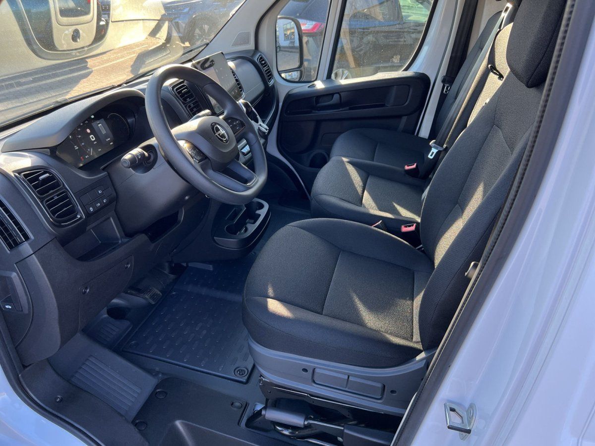 Opel Movano Innenraum Fahrerseite mit schwarzen Stoffsitzen und modernem Cockpit