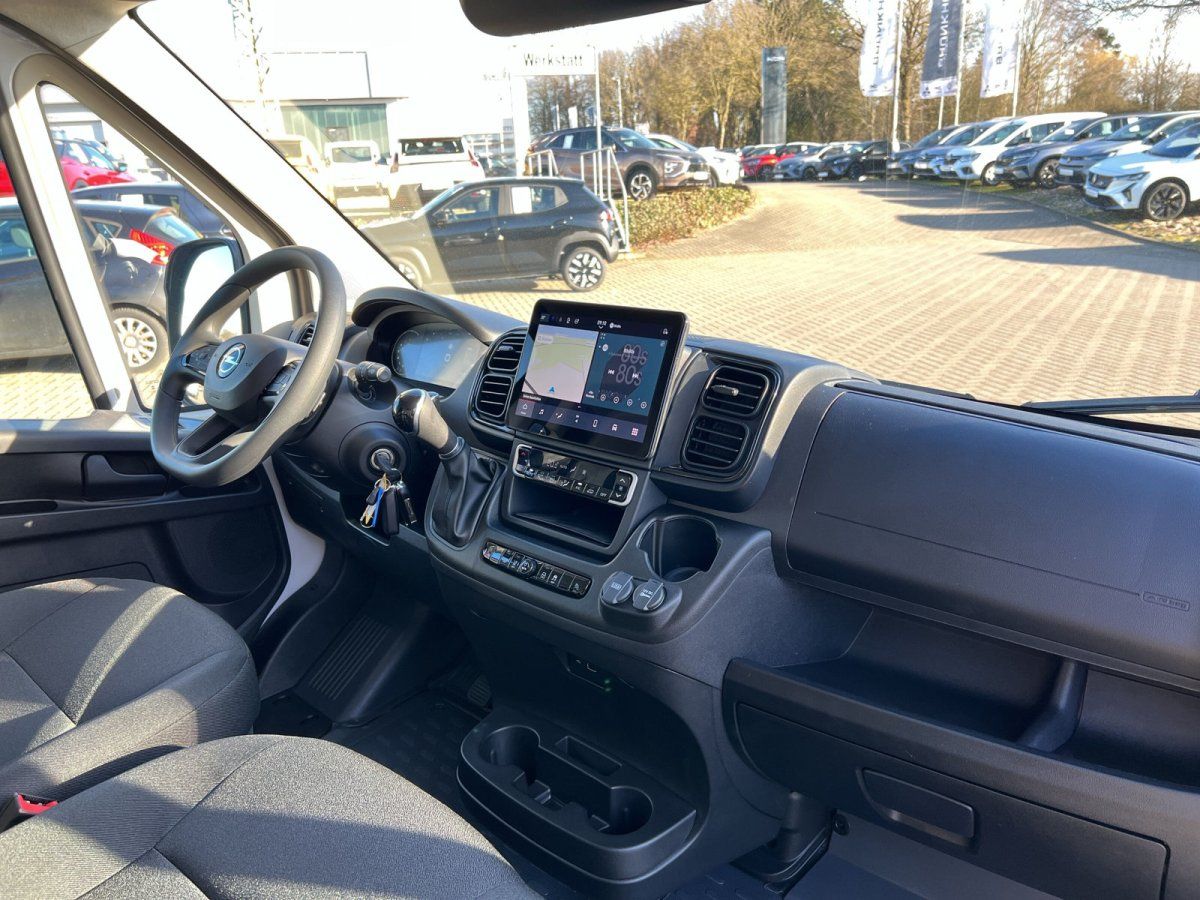 Innenraum eines Nutzfahrzeugs mit digitalem Touchscreen-Navi, Lenkrad und modernem Cockpit im Autohaus