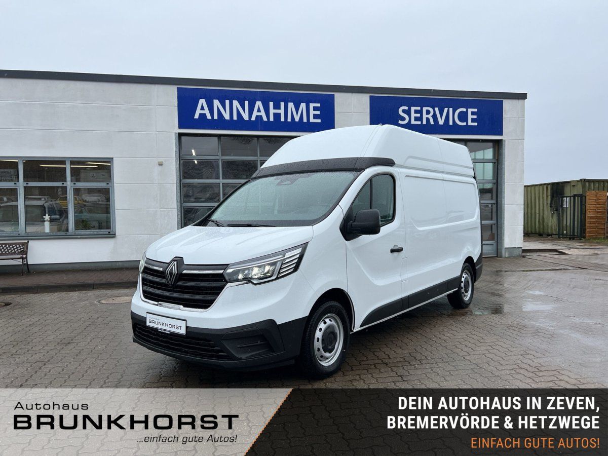 Weißer Renault Trafic Kastenwagen L2H2 im Autohaus Srunkhorst Showroom