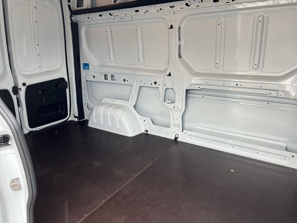 Laderaum eines weißen Transporters mit Blick auf Fahrzeug-Showroom im Hintergrund