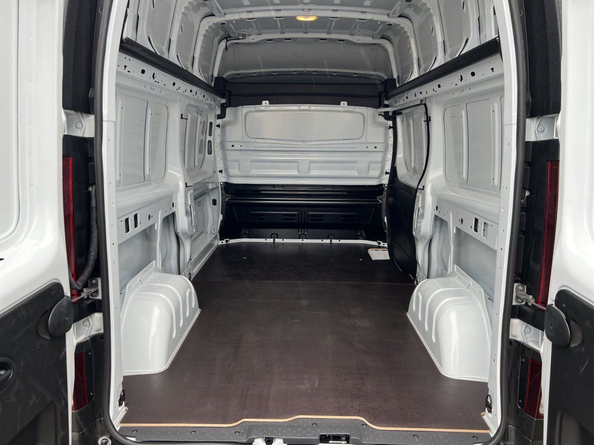 Weißer Transporter Laderaum geöffnet im Autohaus Showroom