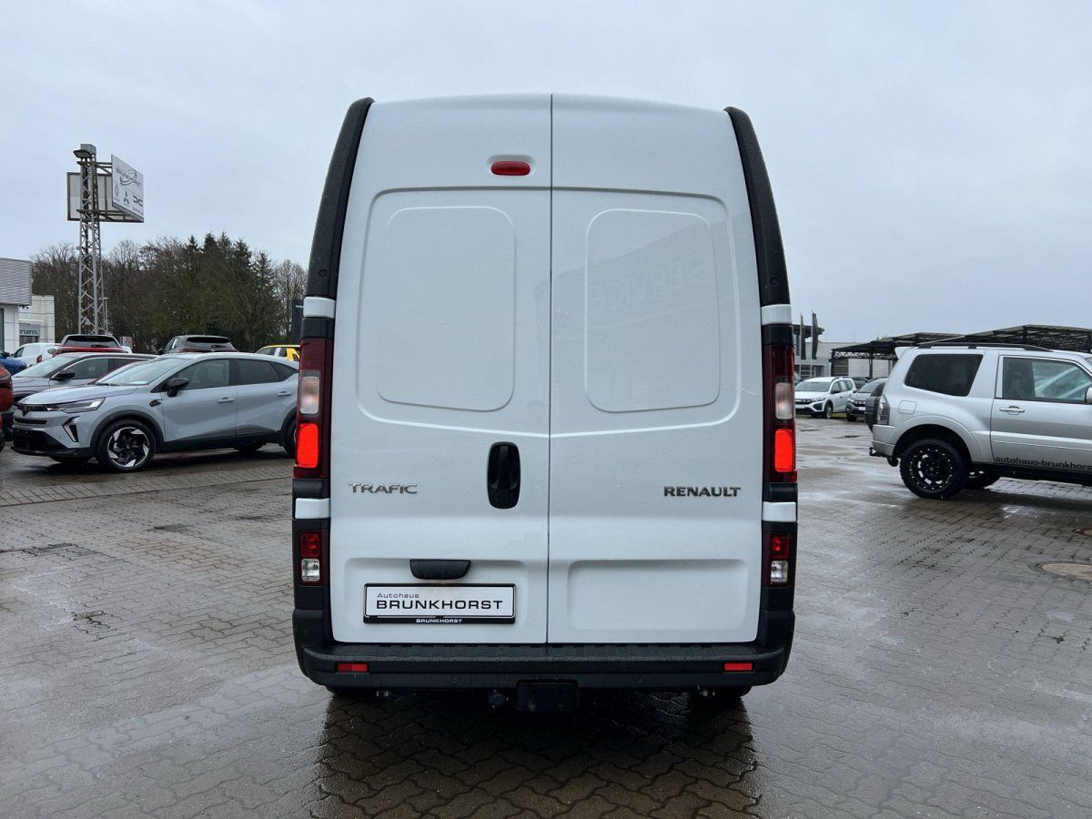 Renault Trafic Kastenwagen weiß Heckansicht im Autohaus Brunkhorst