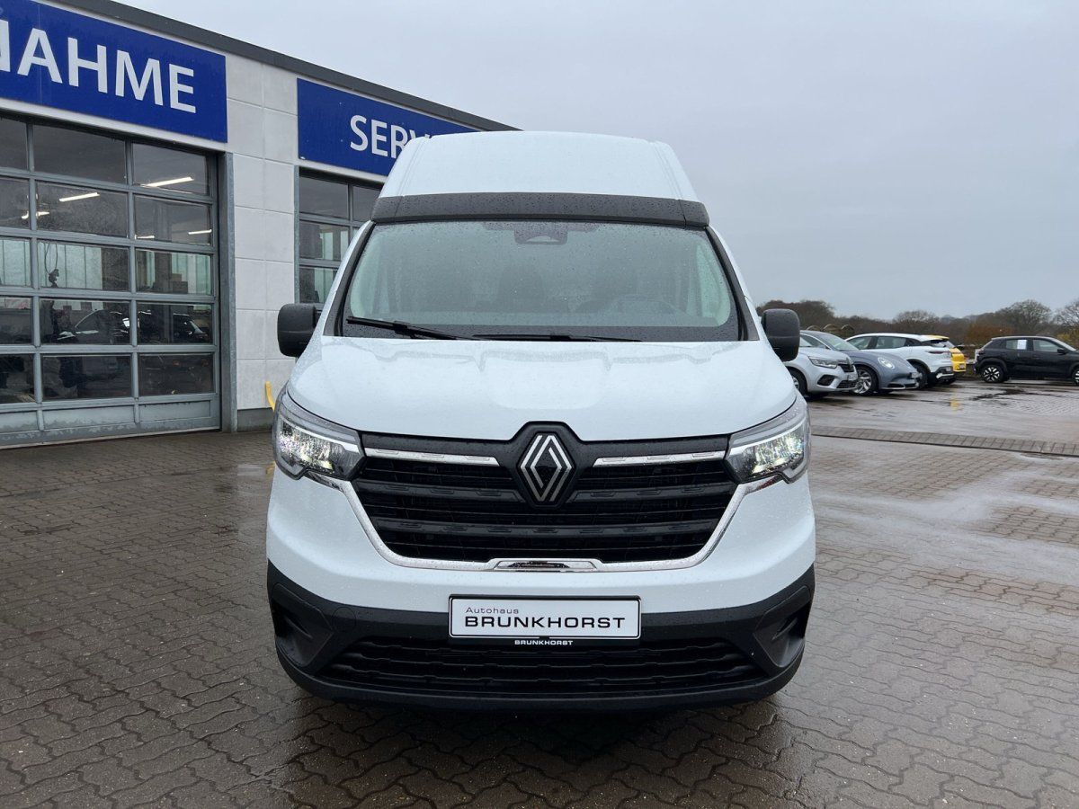 Weißer Renault Master Kastenwagen Frontansicht im Autohaus Brunkhorst Showroom