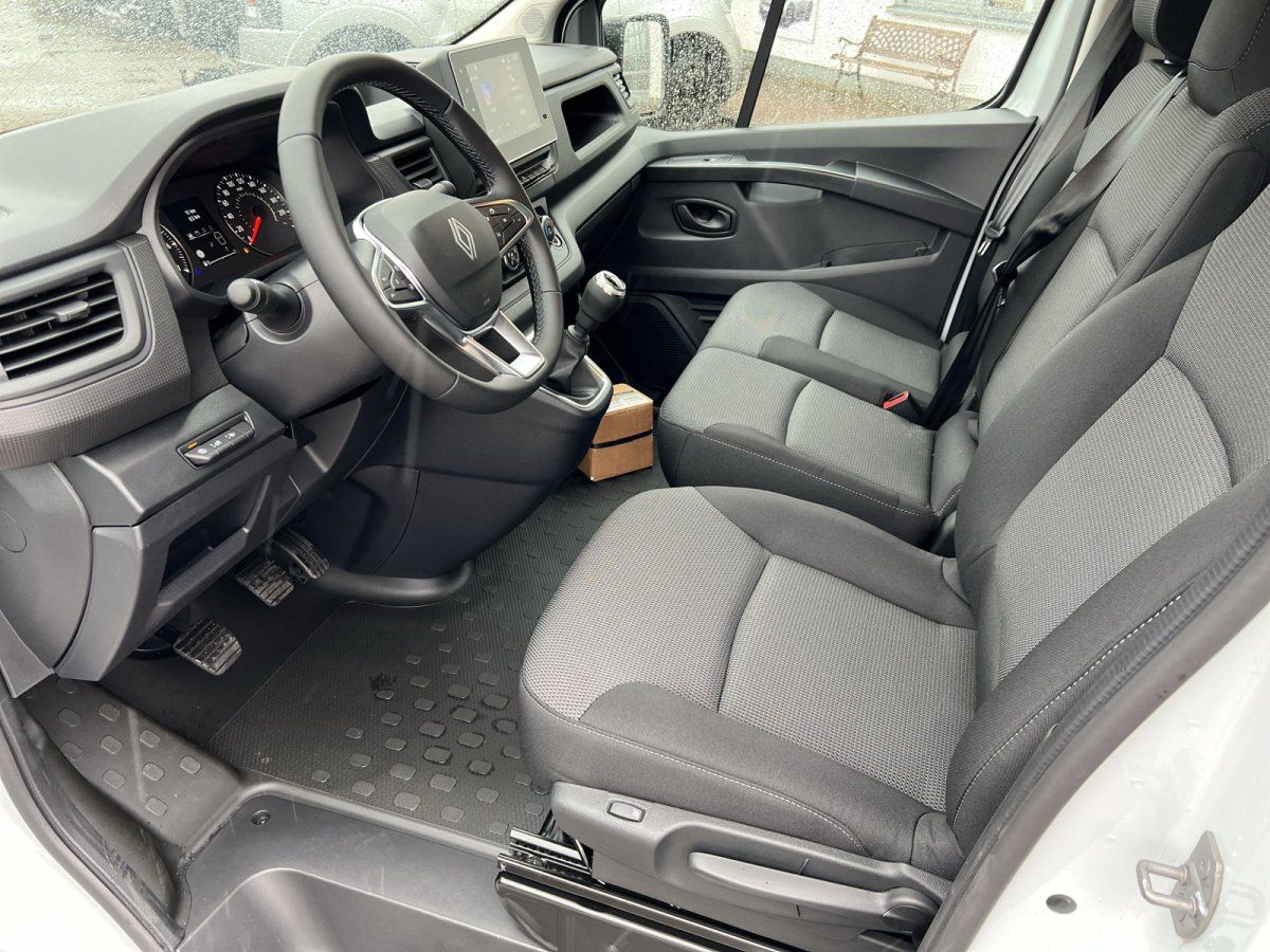 Renault Trafic Innenraum – Fahrersitz, Lenkrad und Cockpit in grau