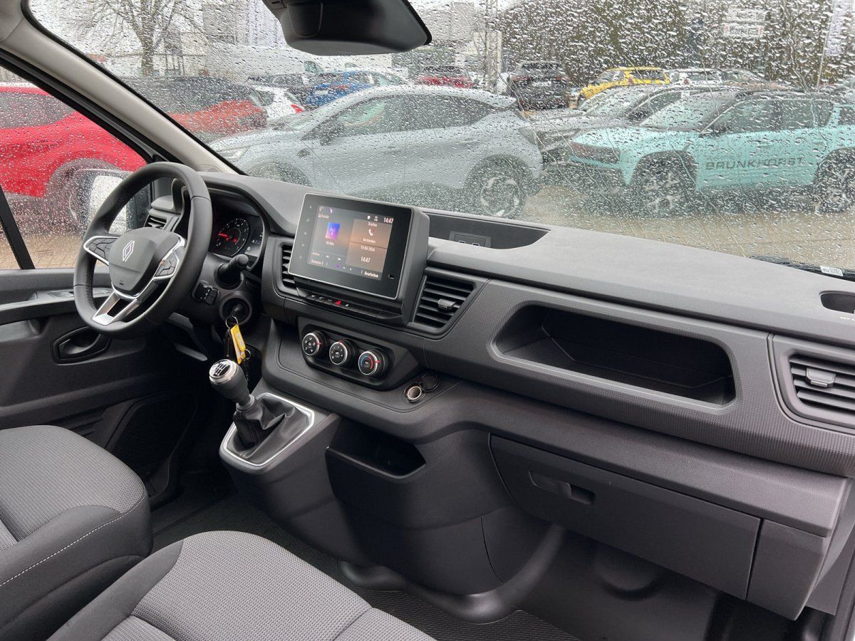 Renault Trafic Innenraum mit Touchscreen, Schaltgetriebe und hellem Cockpit im Autohaus