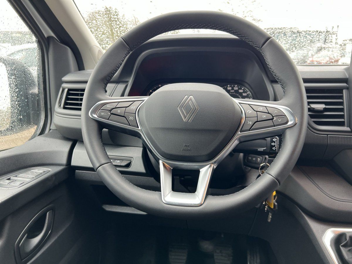 Renault Innenraum Lenkrad mit Renault-Logo und Multifunktionstasten, Cockpit-Ansicht