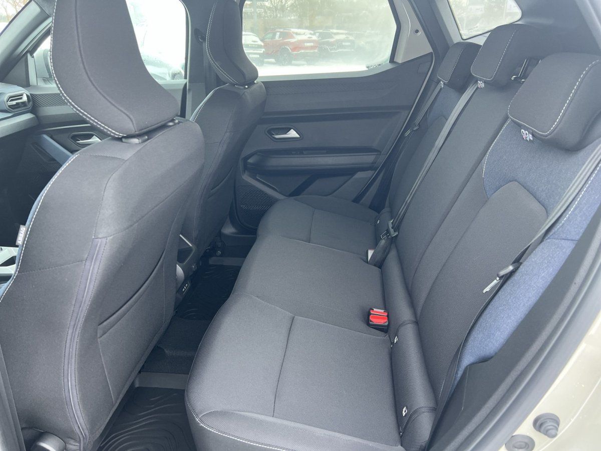 Geräumiger Fahrzeuginnenraum mit schwarzen Stoffsitzen und Rückbank im Autohaus