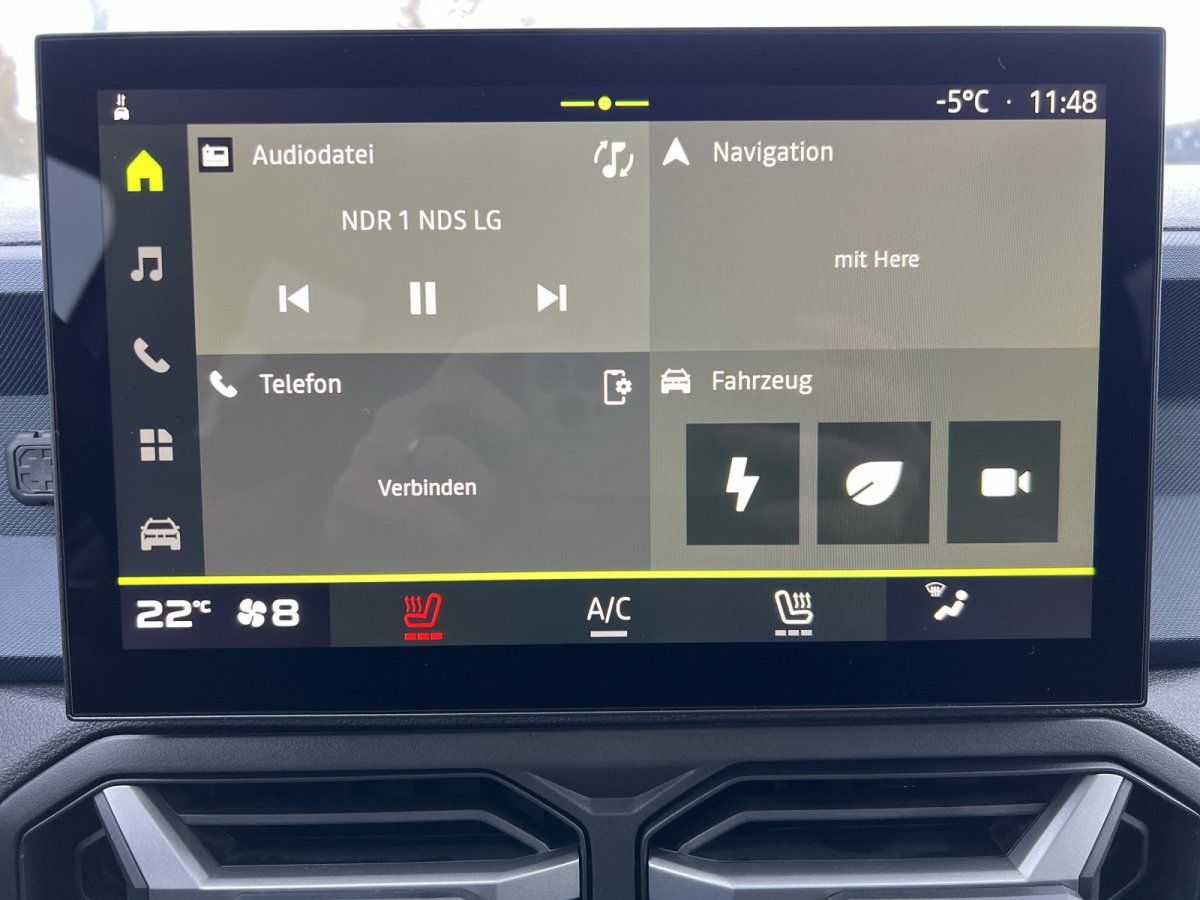 Volkswagen Innenraum Cockpit mit Infotainment-Display im Autohaus-Showroom