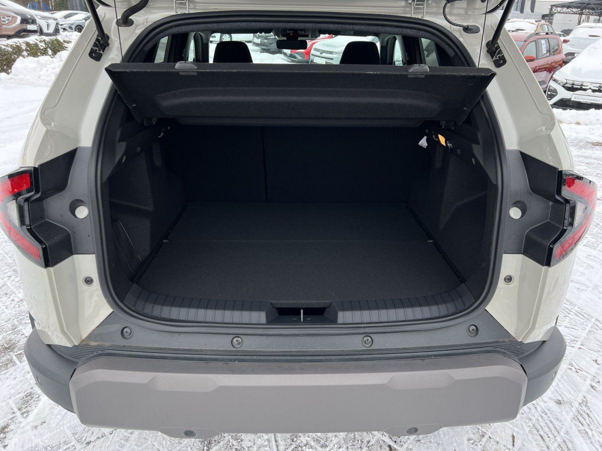 Weißer SUV Kofferraum geöffnet im Autohaus – geräumiger Laderaum