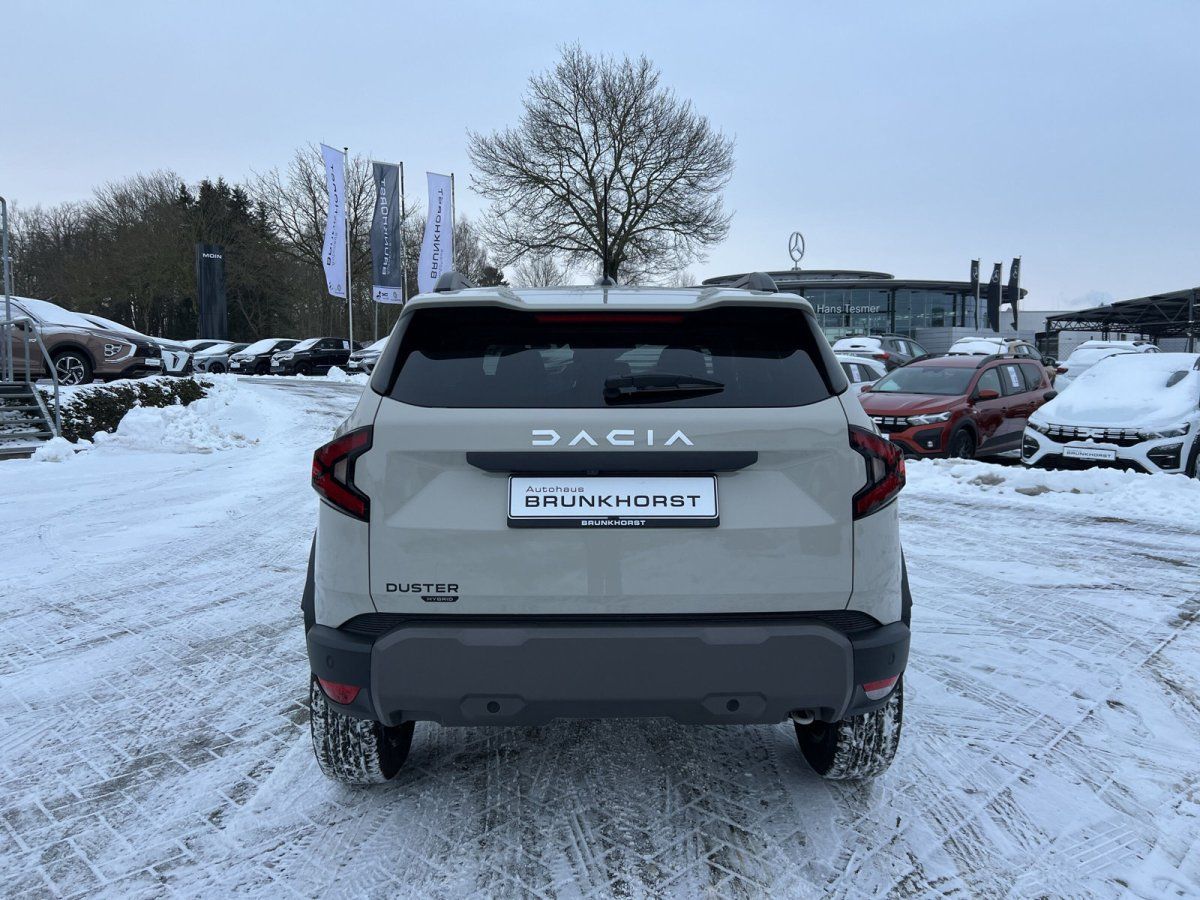 Dacia Duster SUV Heckansicht in Beige im Autohaus Brunkhorst Showroom