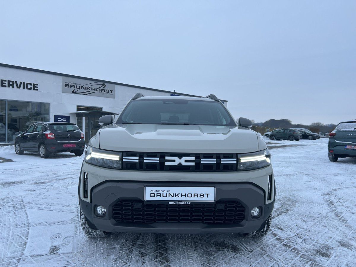 Dacia Duster SUV Frontansicht im Autohaus Brunkhorst Showroom, beige/champagner Farbe