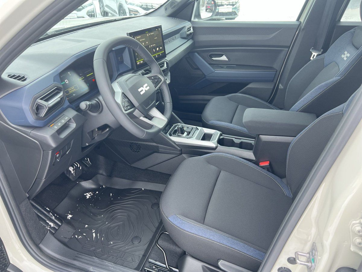 Modernes Fahrzeug Innenraum mit schwarzen Sitzen, digitalem Cockpit und Mittelkonsole