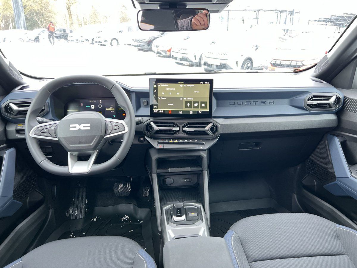 Dacia Duster Innenraum mit Cockpit, Lenkrad und Infotainment-Display im Autohaus