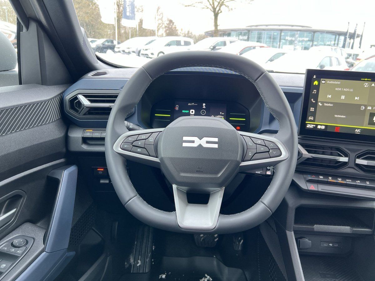 Dacia Innenraum mit Lenkrad und digitalem Cockpit im Autohaus