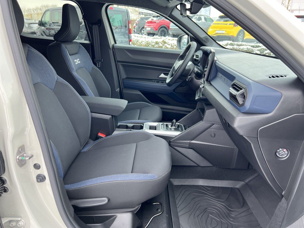 Citroën Innenraum mit schwarzen Stoffsitzen und blauem Akzentdekor, Mittelkonsole und Armaturenbrett