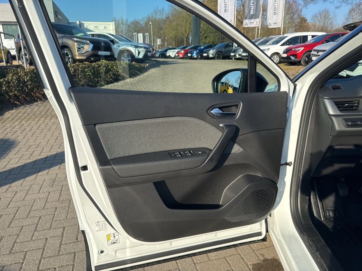 Weißes Fahrzeug Fahrertür geöffnet Innenansicht Türverkleidung mit Fensterheber beim Autohaus