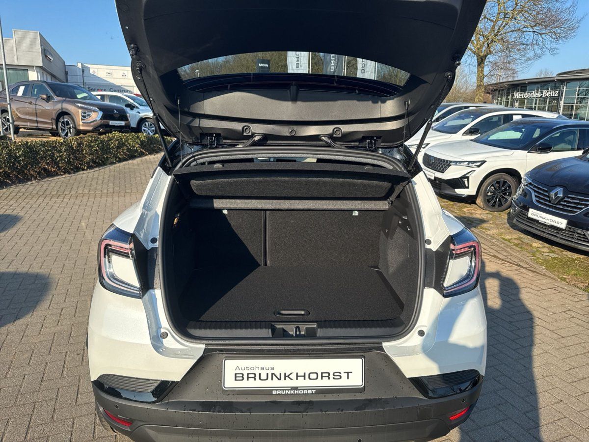 Weißer SUV mit geöffnetem Kofferraum im Autohaus Brunkhorst Showroom