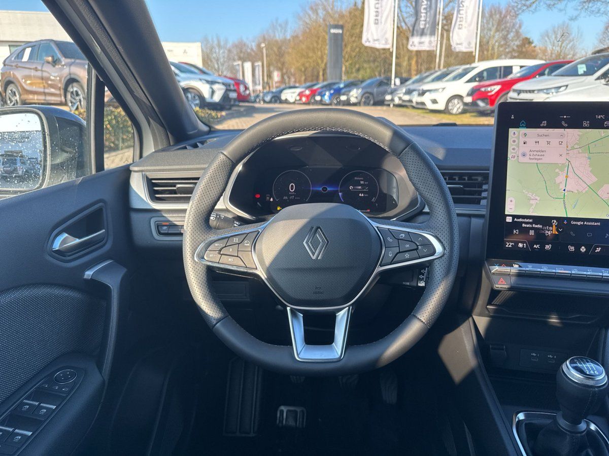 Renault Innenraum mit Lederlenkrad, digitalem Cockpit und großem Touchscreen-Navigationssystem