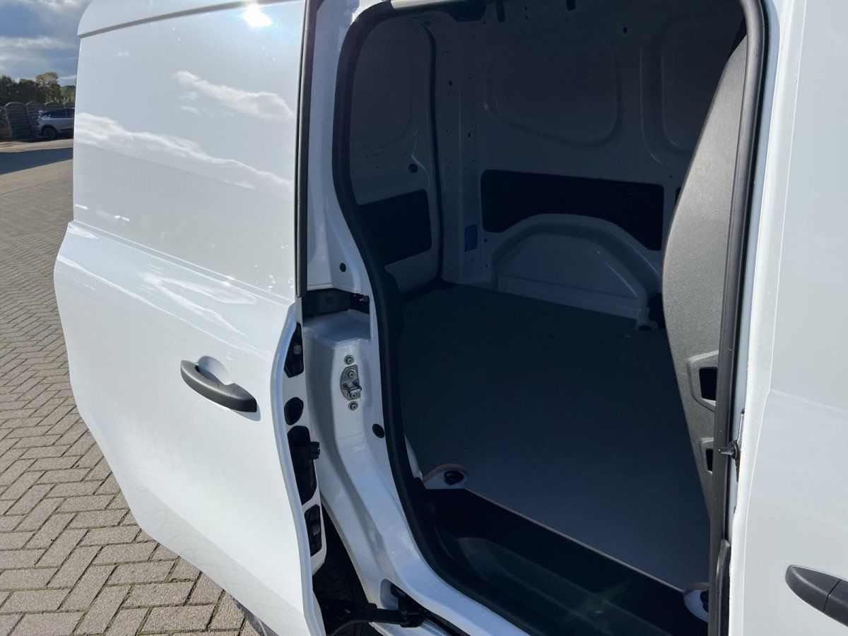 Weißer Renault Trafic Kastenwagen mit offener Schiebetür im Autohaus-Showroom