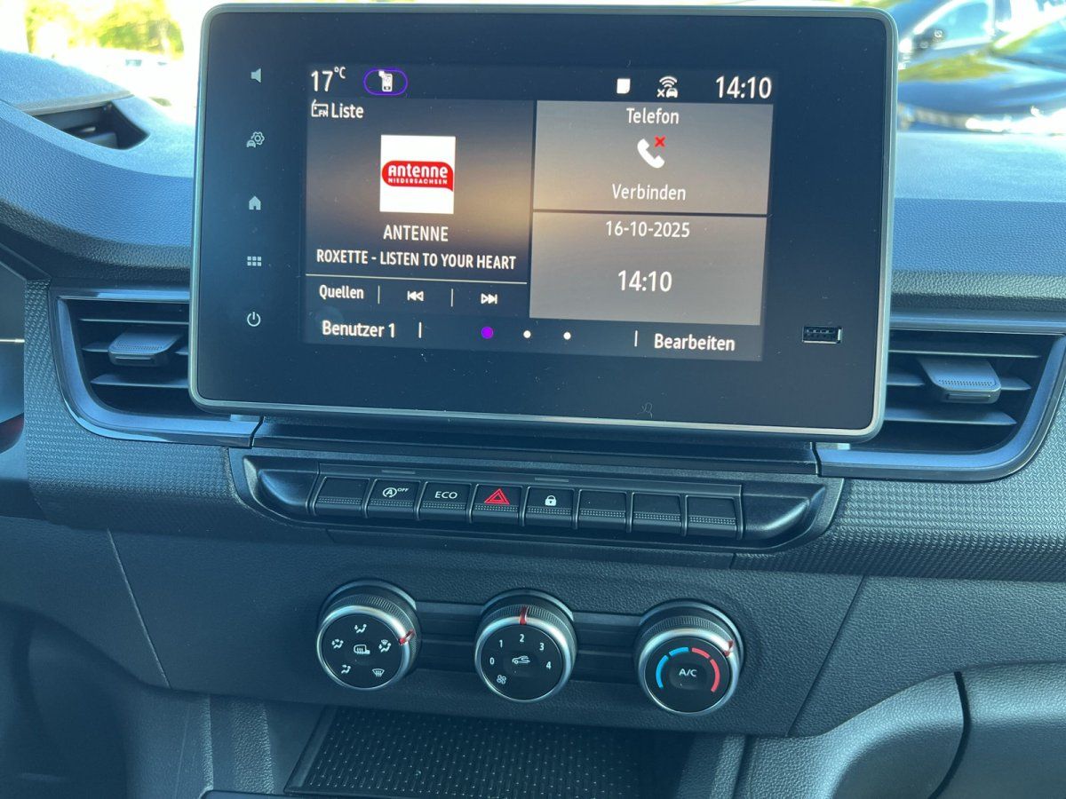 Renault Innenraum mit Infotainment-Display, Klimaanlage und Mittelkonsole