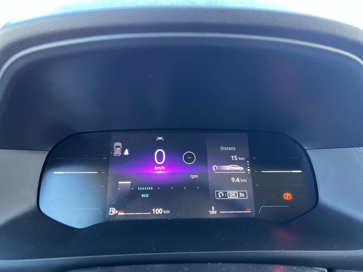 Digitales Kombiinstrument Innenraum Fahrzeugdisplay mit Tacho und Fahrerassistenzsystem