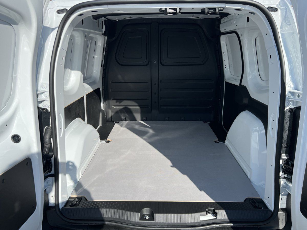 Weißer Transporter mit geöffneten Hecktüren zeigt leeren Laderaum im Autohaus