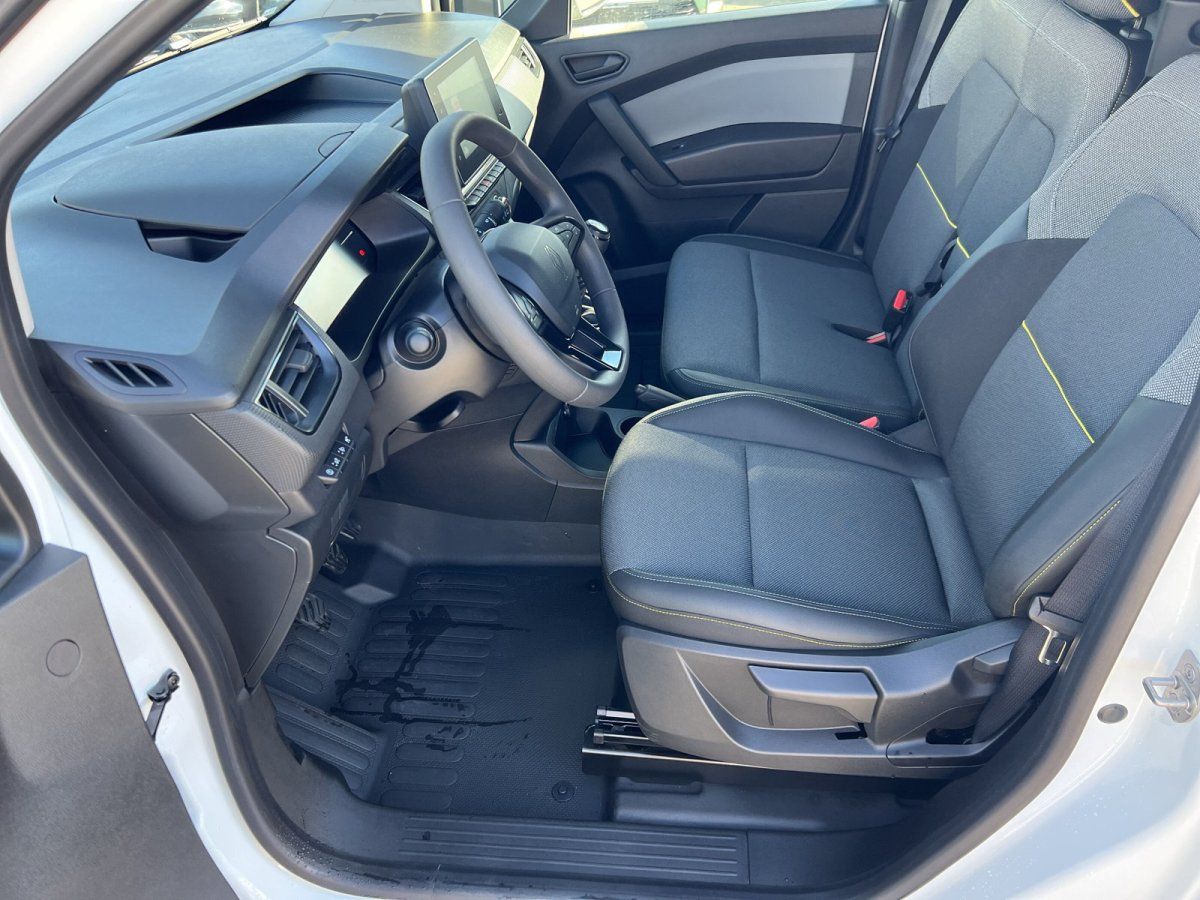 Fahrzeuginnenraum mit schwarzen Stoffsitzen, Lenkrad und moderner Mittelkonsole in weißem Fahrzeug