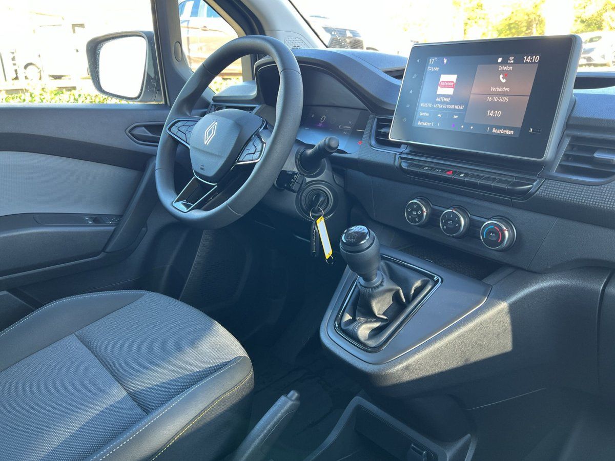 Renault Innenraum mit Lenkrad, Schaltgetriebe und digitalem Infotainment-Touchscreen