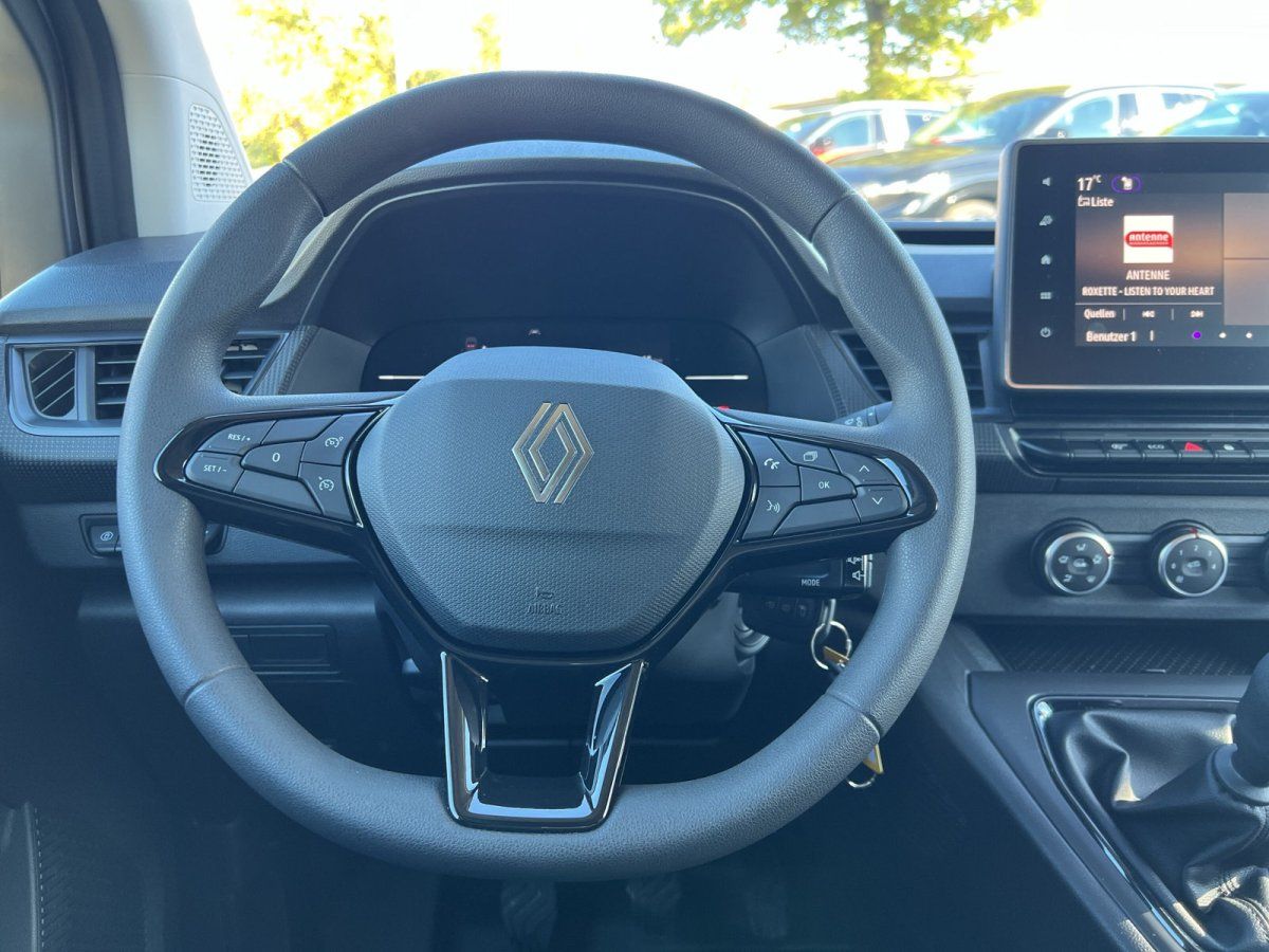 Renault Innenraum mit Lenkrad, Touchscreen und Schaltgetriebe im Autohaus
