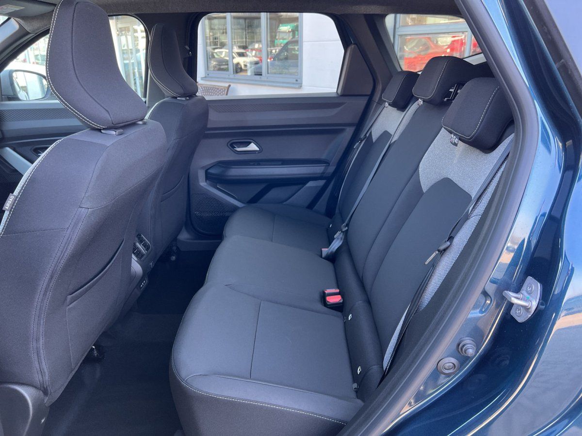 Geräumiger Innenraum Rücksitzbank eines blauen SUV mit schwarzen Stoffsitzen beim Autohaus