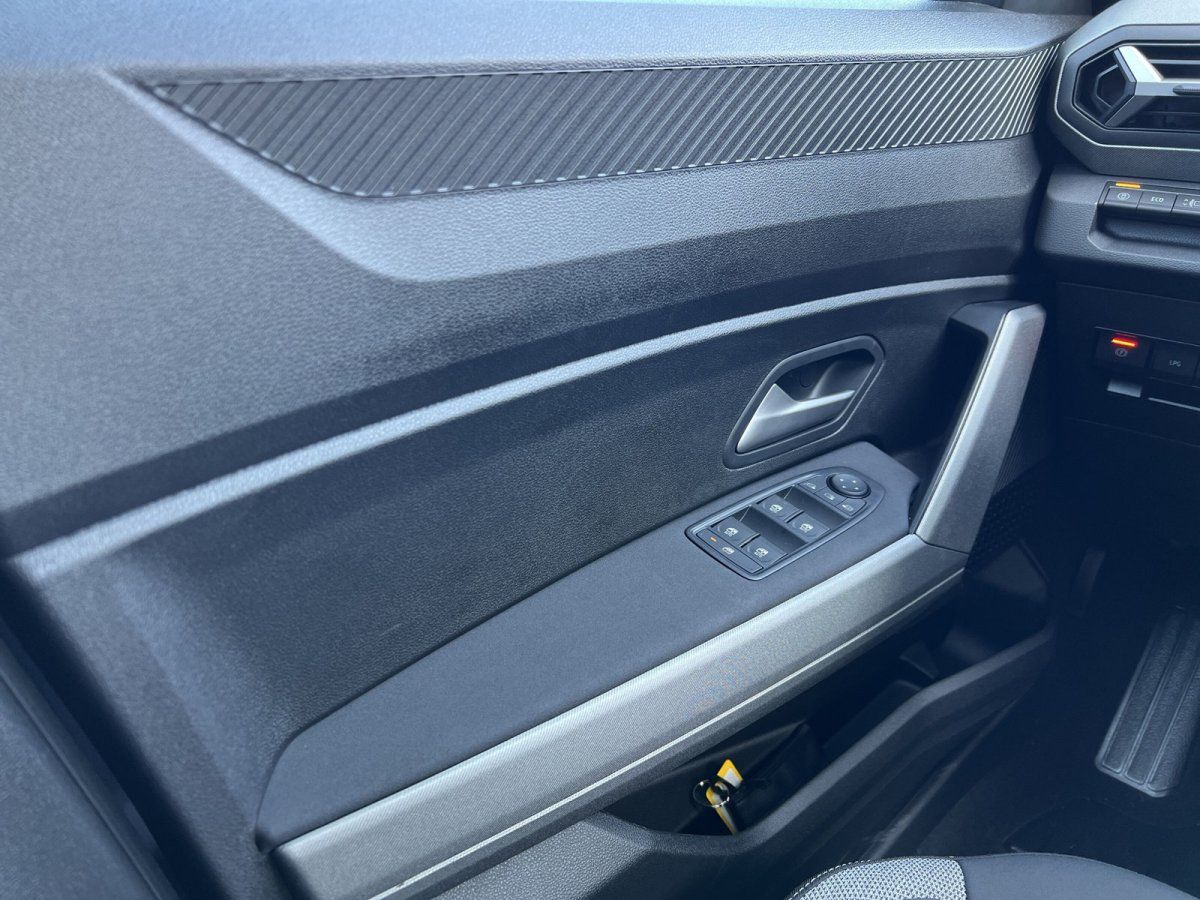 VW Fahrzeug Innenraum Fahrertür mit Fensterheber-Schaltern und Türgriff im Autohaus