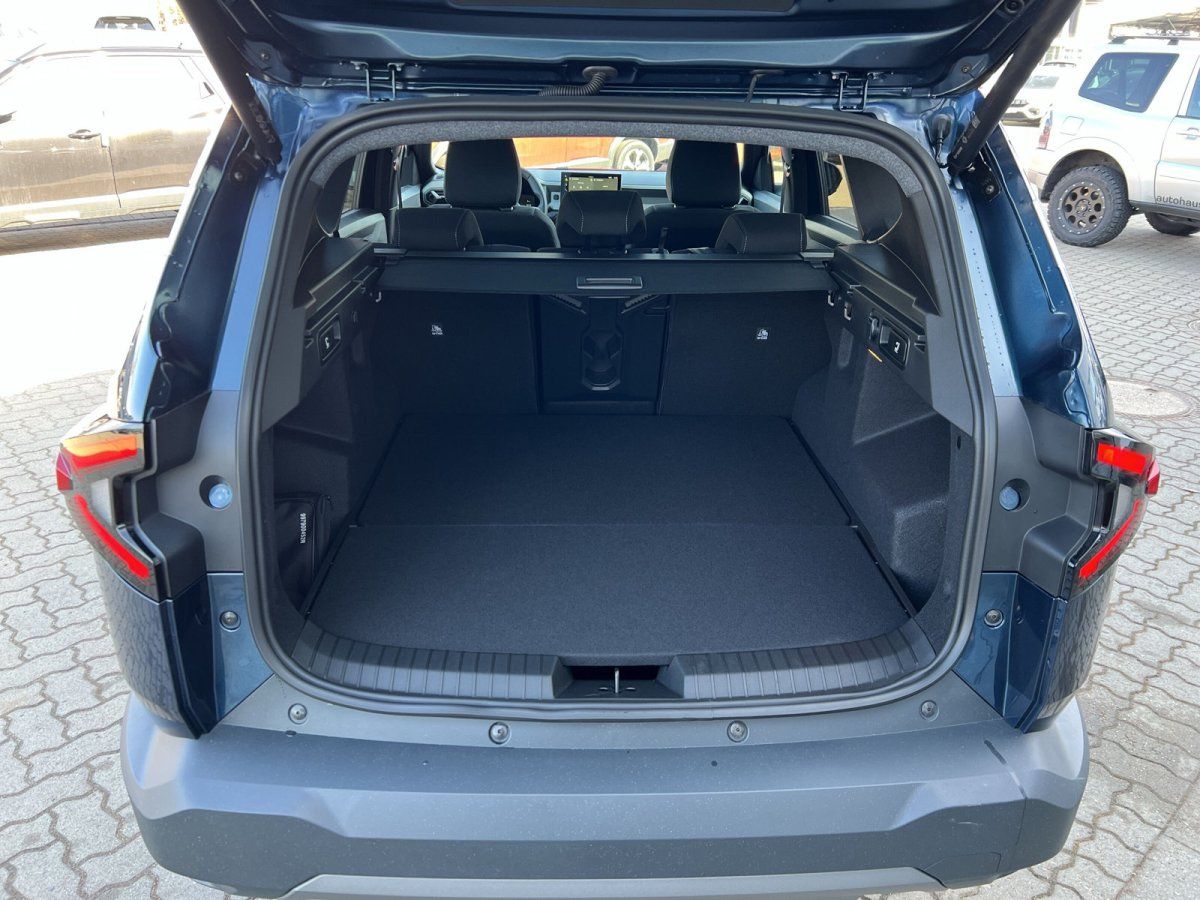 Geöffneter Kofferraum eines blauen SUV in Autohaus – geräumiger Laderaum