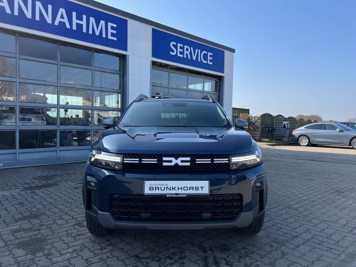 Dacia Duster Frontansicht in Dunkelblau im Autohaus Brunkhorst Showroom