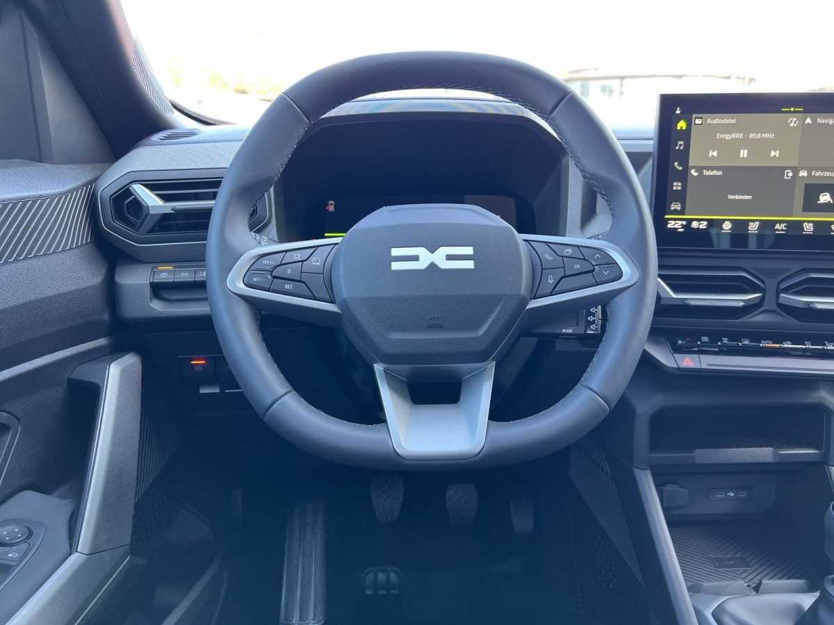 Dacia Innenraum mit Lenkrad und Infotainment-Display im Autohaus