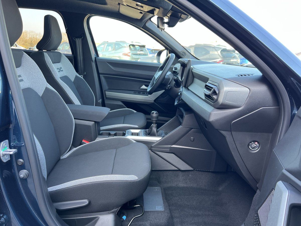 Fahrzeuginnenraum mit schwarzen Sportsitzen und Mittelkonsole mit Schaltgetriebe