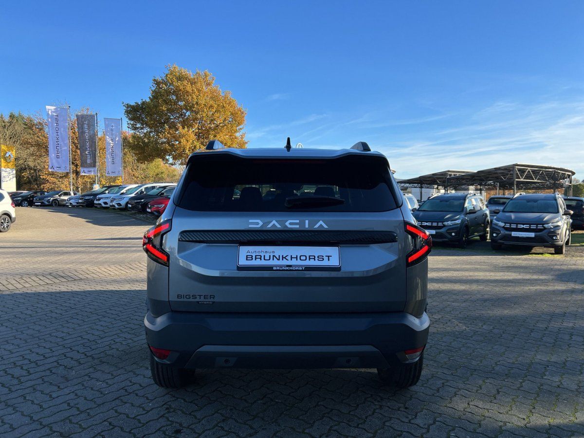 Dacia Bigster Hybrid grau Heckansicht im Autohaus Brunkhorst Showroom