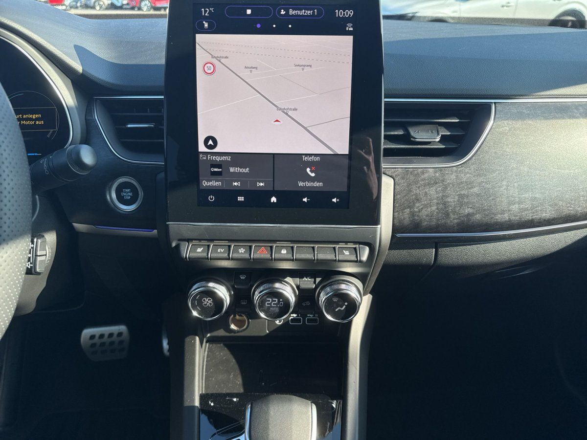 Renault Arkana Innenraum mit Infotainment-Display und Navigation im Autohaus