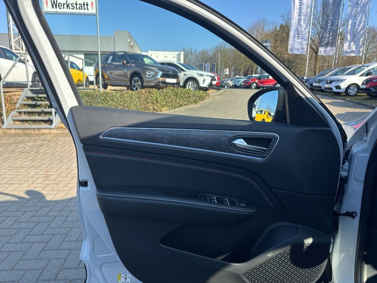 Renault Autotür Innenansicht weiß im Autohaus Showroom