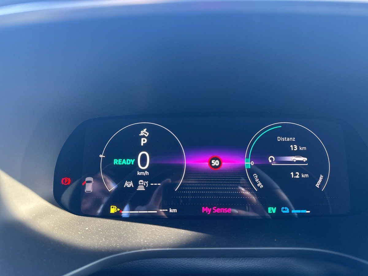Renault Hybid Fahrzeug Kombiinstrument Digital Cockpit mit READY-Anzeige im Autohaus