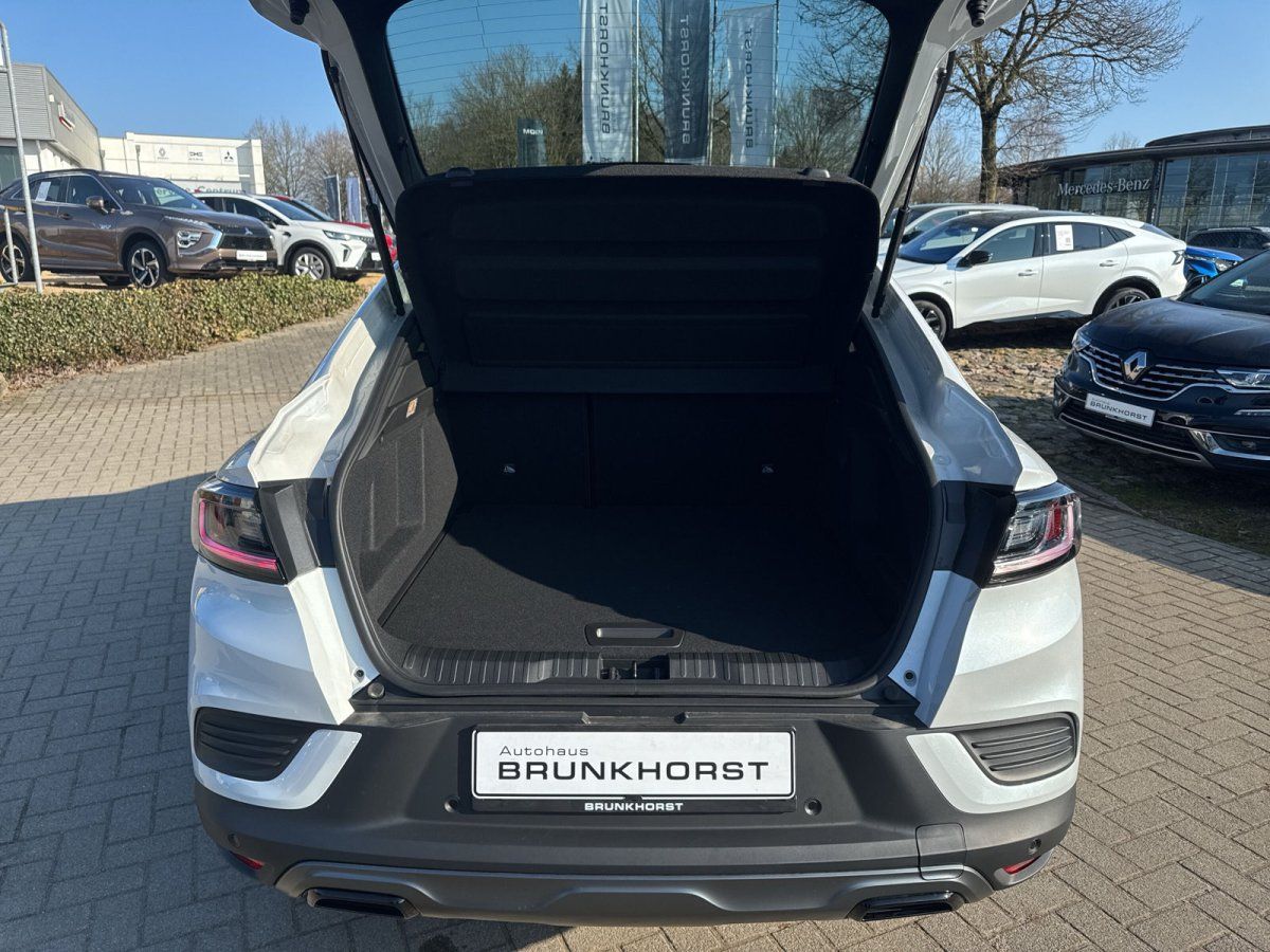 Weißer SUV mit geöffnetem Kofferraum im Autohaus Brunkhorst Showroom