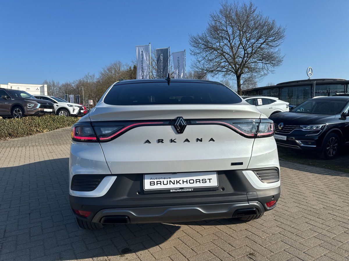 Renault Arkana Weißer SUV-Coupé Heckansicht im Autohaus Brunkhorst Showroom