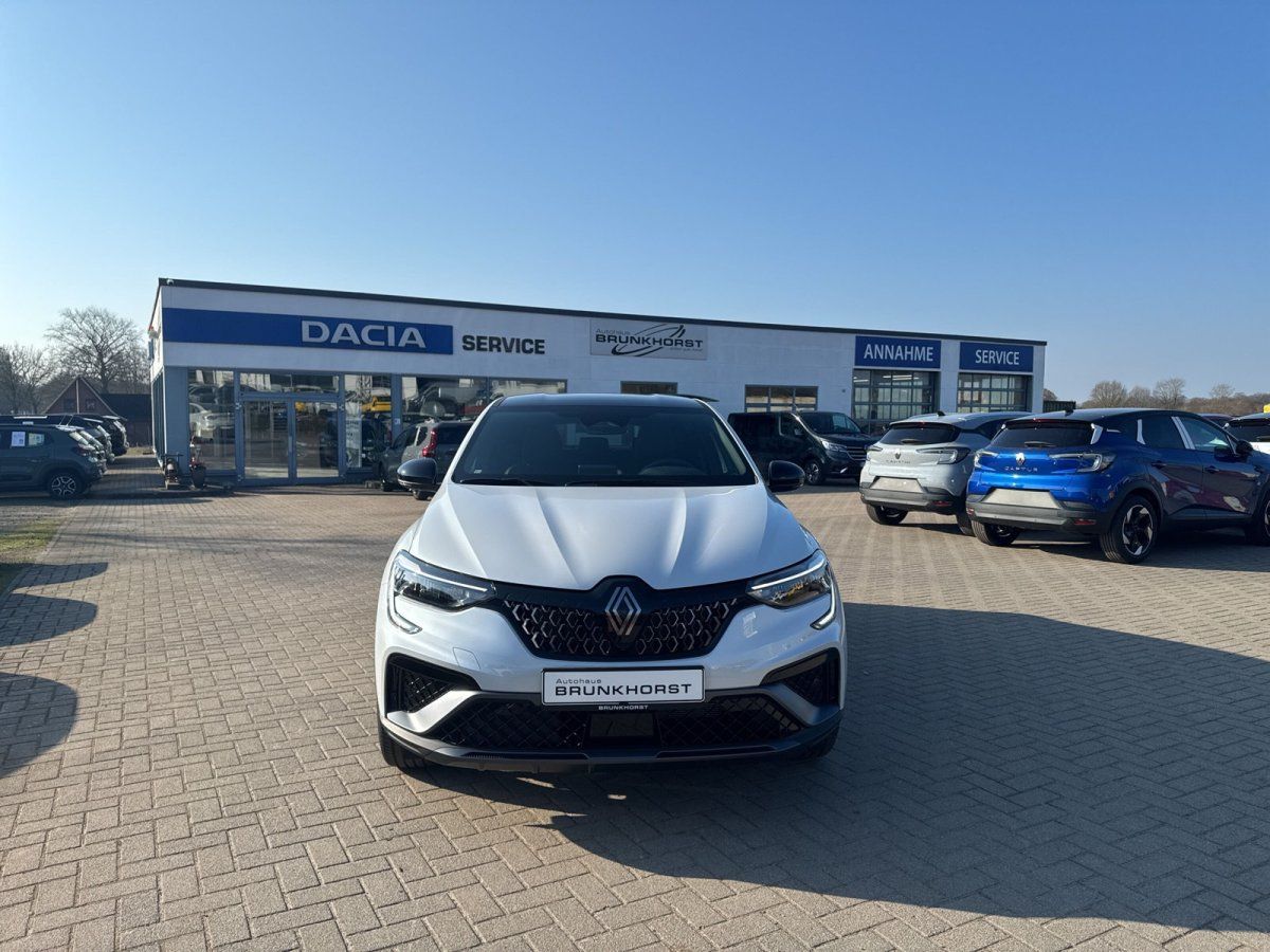 Weißer Renault Megane E-Tech Frontansicht im Autohaus Brunkhorst Showroom