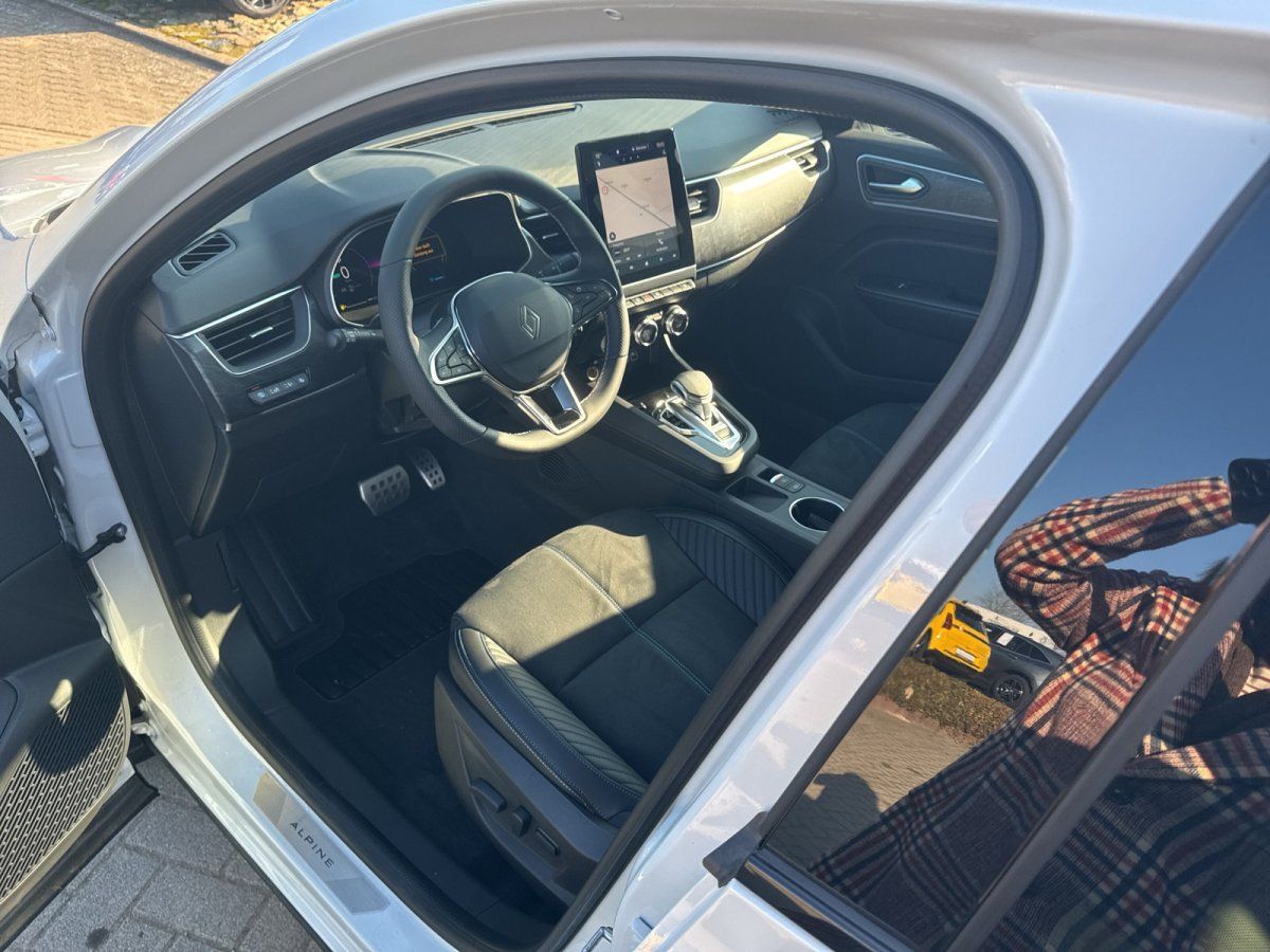 Renault Clio Alpine Innenraum mit schwarzem Leder, Touchscreen-Navigation und Automatikgetriebe